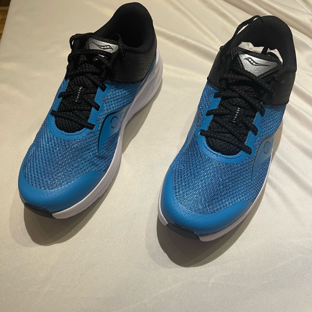 NWT SAUCONY  KINVARA MALE SIZE 5.5